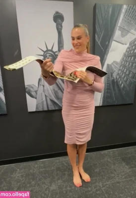 Aryna Sabalenka [ aryna-sabalenka ] - Hey there😘🫣