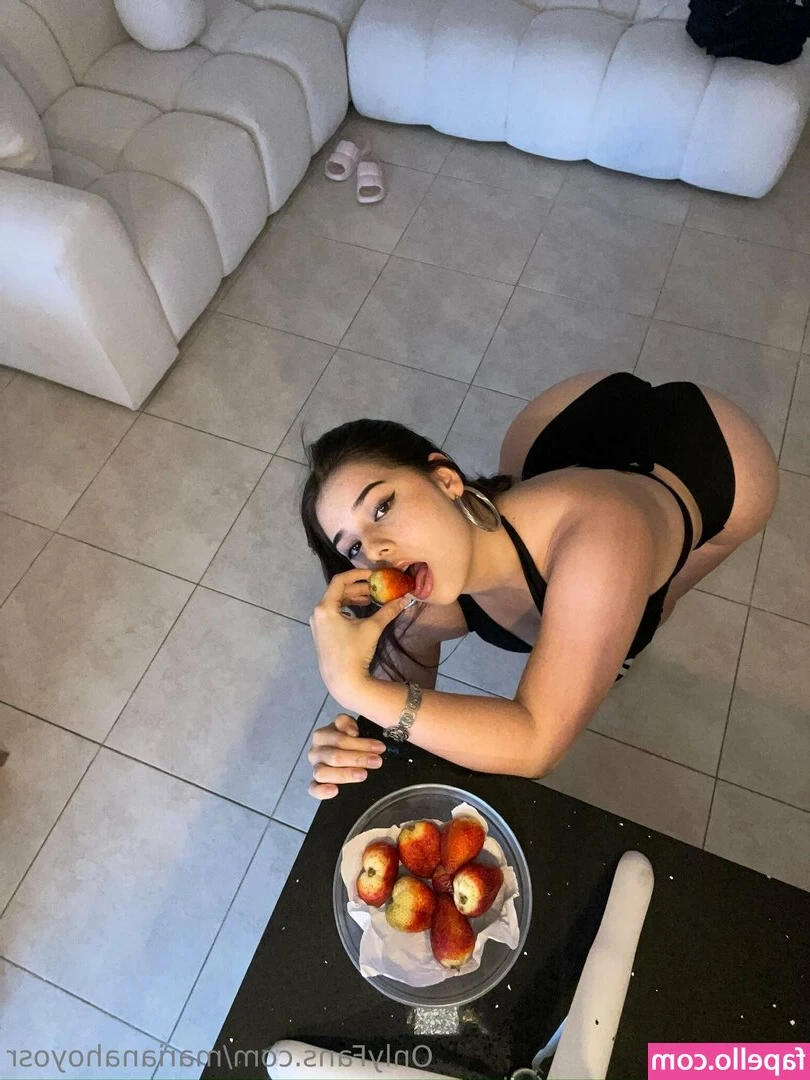 Marianahoyosr [ marianahoyosr-1 ] - I’ve had such a stressful day, anyone wanna buy me a drink? 👀🥹