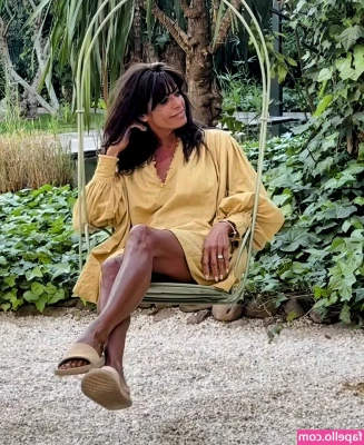 Jenny Powell [ jenny-powell ] - I love being in my happy place 🏖️ ☮️ ❤️