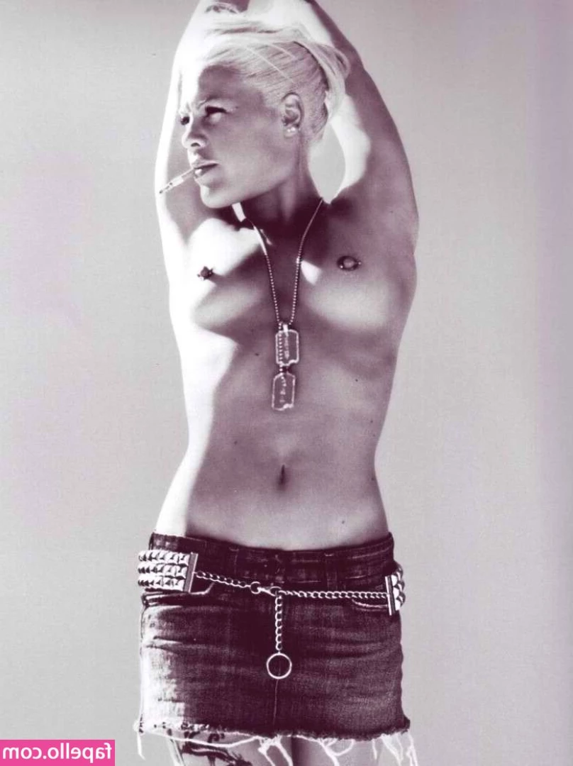Alecia Beth Moore [ alecia-beth-moore ] - My way of saying  Hi  when you arrive on my house  dick by  hernankatz
