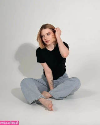 sofiisweet [ sofiisweet-1 ] - I want you to lick my horny pussy for me. Taste how sweet and wet it