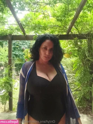 honeymommyxxx - Nurse by day, your personal slut by night 😈