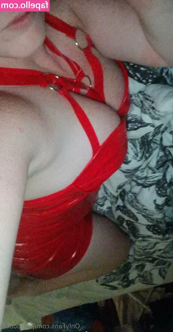 julieboobs - @cosmicstarlight taught me how to give a footjob 😌💘
