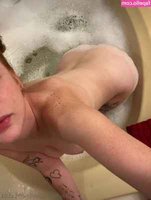 Ashley Stern [ ashley-stern ] - Just wasting my time shaking my booty in the snow