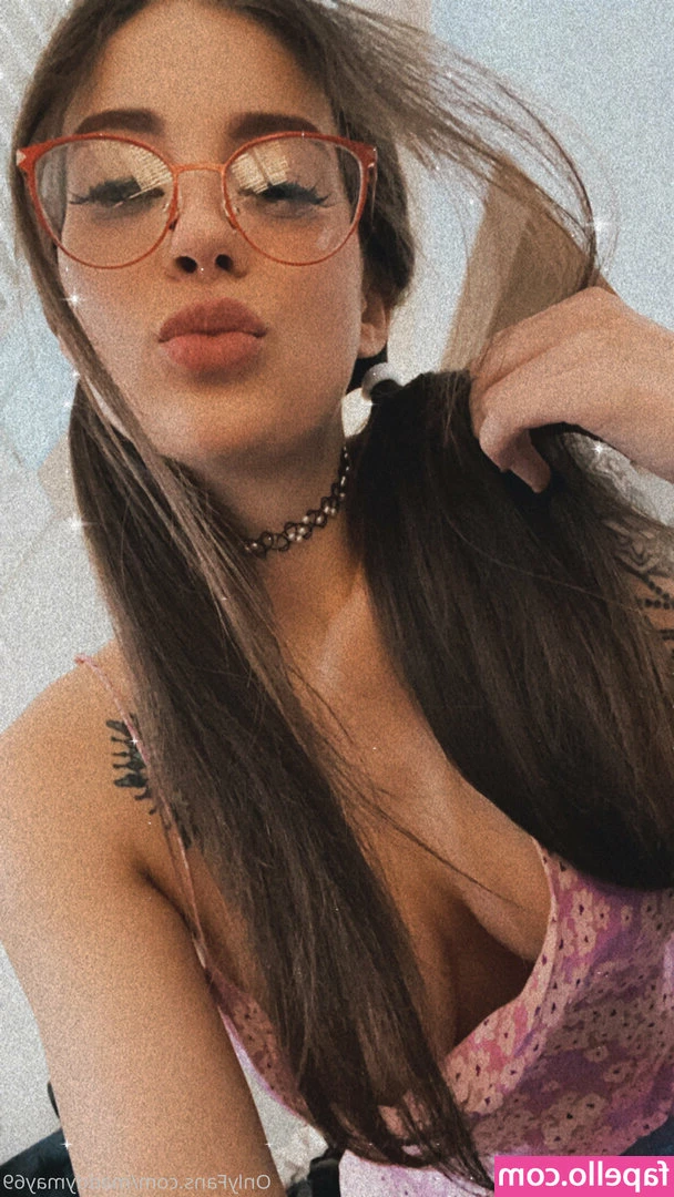 maddymay69 [ maddymay69-2 ] - Pre run strip tease ;)
