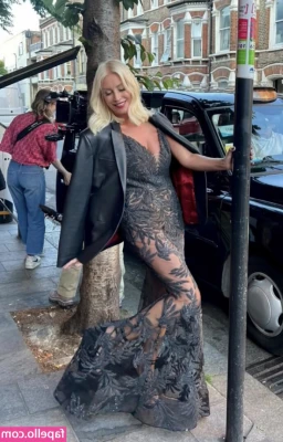 Denise Van Outen [ denise-van-outen ] - I love giving gaming blowjobs 😛🎮 who is excited to see more of