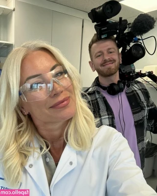 Denise Van Outen [ denise-van-outen ] - New pedi = new pics!
