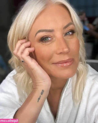 Denise Van Outen [ denise-van-outen ] - Here s a lazy topless stage dance for ya  Enjoy