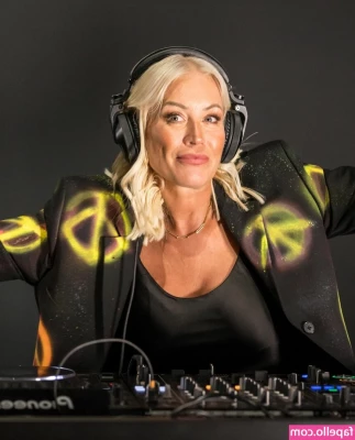 Denise Van Outen [ denise-van-outen ] - I can t hide when she get creamy
