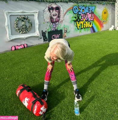 Denise Van Outen [ denise-van-outen ] - No sabes cuánto cuesta esa pose😈🥺