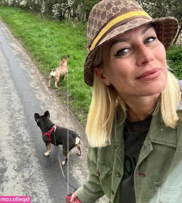 Denise Van Outen [ denise-van-outen ] - DMing you titty treats for our 1 year booby anniversary 😛