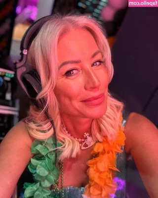 Denise Van Outen [ denise-van-outen ] - Tell me how big they are