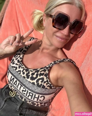 Denise Van Outen [ denise-van-outen ] - Right after the shower😈Will you rub my back next time?😏
