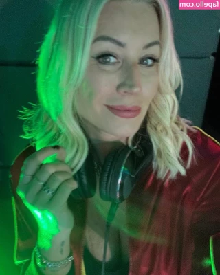 Denise Van Outen [ denise-van-outen ] - Lunes con mucho frío en el ambiente  pero yo como siempre muy
