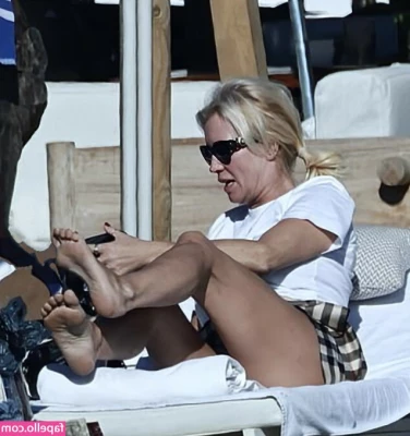 Denise Van Outen [ denise-van-outen ] - I am rich as a sweet lollipop