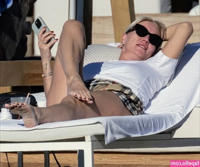 Denise Van Outen [ denise-van-outen ] - Sizzling hot outside, but I'm making the pool even hotter! 🔥💦