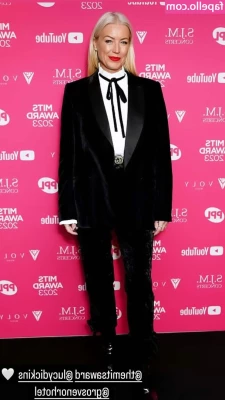 Denise Van Outen [ denise-van-outen ] - Update: it's 22:15 and I moved to a different part of the office and