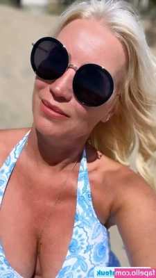 Denise Van Outen [ denise-van-outen ] - Do you wanna slide in behind me Daddy