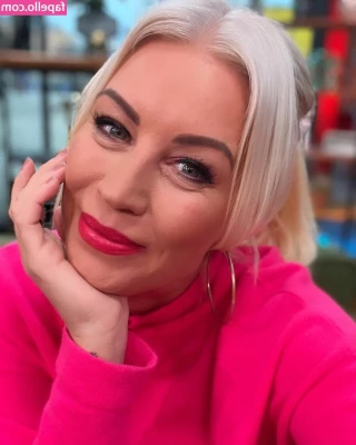 Denise Van Outen [ denise-van-outen ] - Who’s into feet and painted toes 💅🏼
