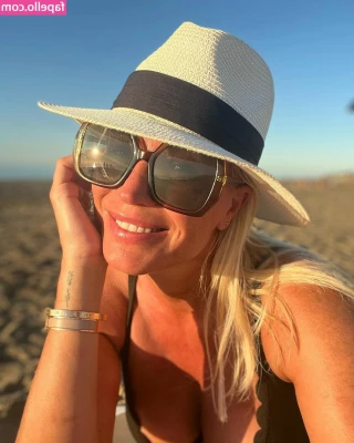 Denise Van Outen [ denise-van-outen ] - Is too hot today  I think I m not gonna need any clothes on    How do