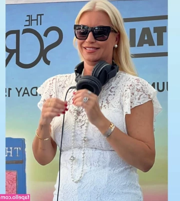Denise Van Outen [ denise-van-outen ] - what draws your attention in this pic?🤗