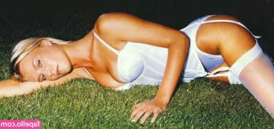 Denise Van Outen [ denise-van-outen ] - Lovely Footjobs session w tanfeets