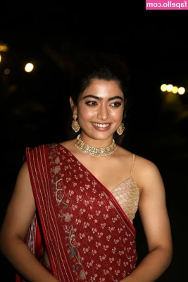 Rashmika Mandanna [ rashmika-mandanna ] - Am I not sweet? If the answer is yes, then you can eat me 😄