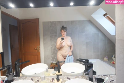 boobsgwendy - think of this as a uhhhh late christmas present. my butt n toes for