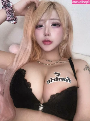 fishzombie - Is your dick bigger or smaller than my clevage?