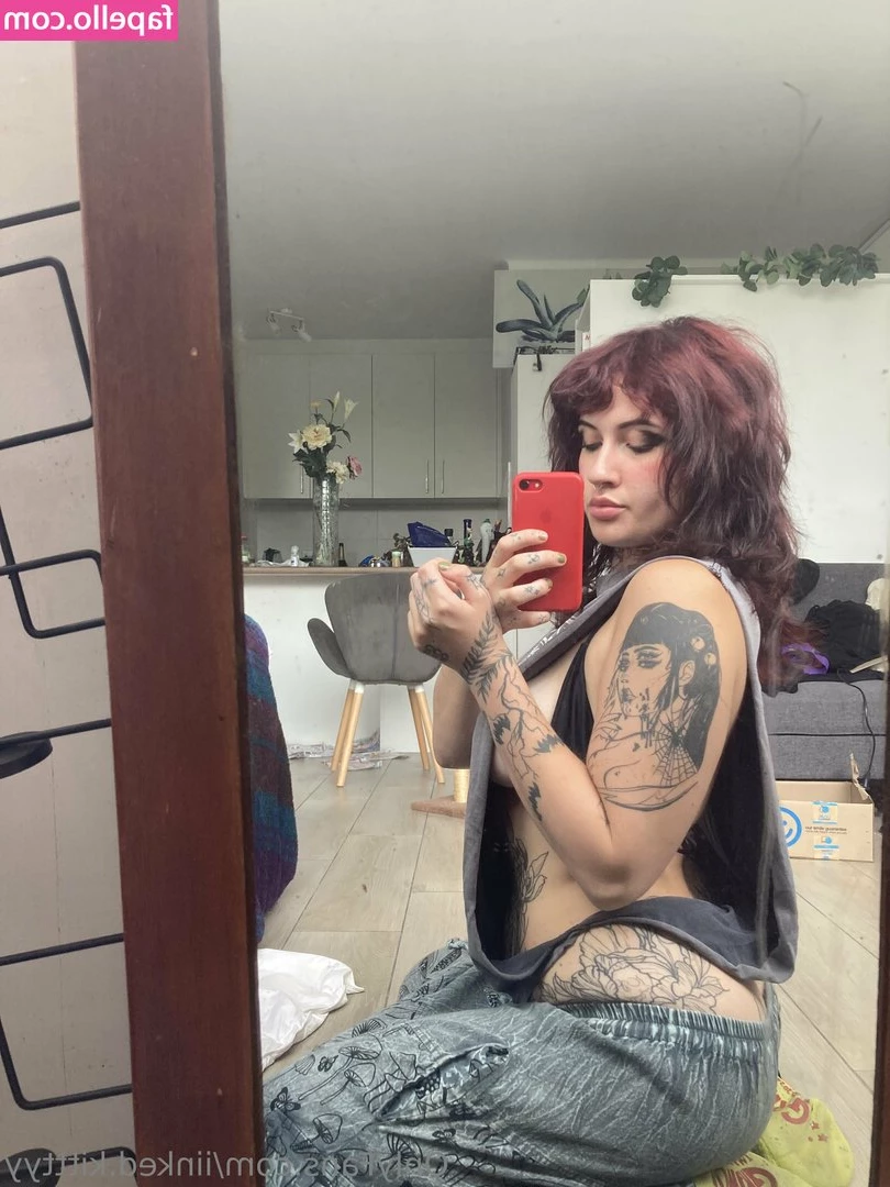 iinked.kitttyy [ iinked-kitttyy ] - In flight bathroom nudiesssss    this is why it takes girls so long