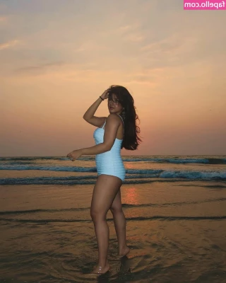 Roshni Walia [ roshni-walia ] - Gold and velvet