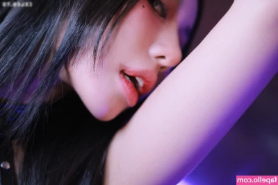 Donggeuran - Do you like the paintings on my walls? I'm such a creative person