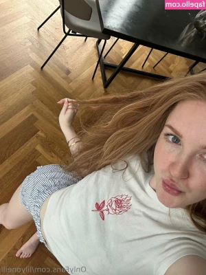 lilyoneill - not one nor two but three big sexy butts ... I know you love mine the