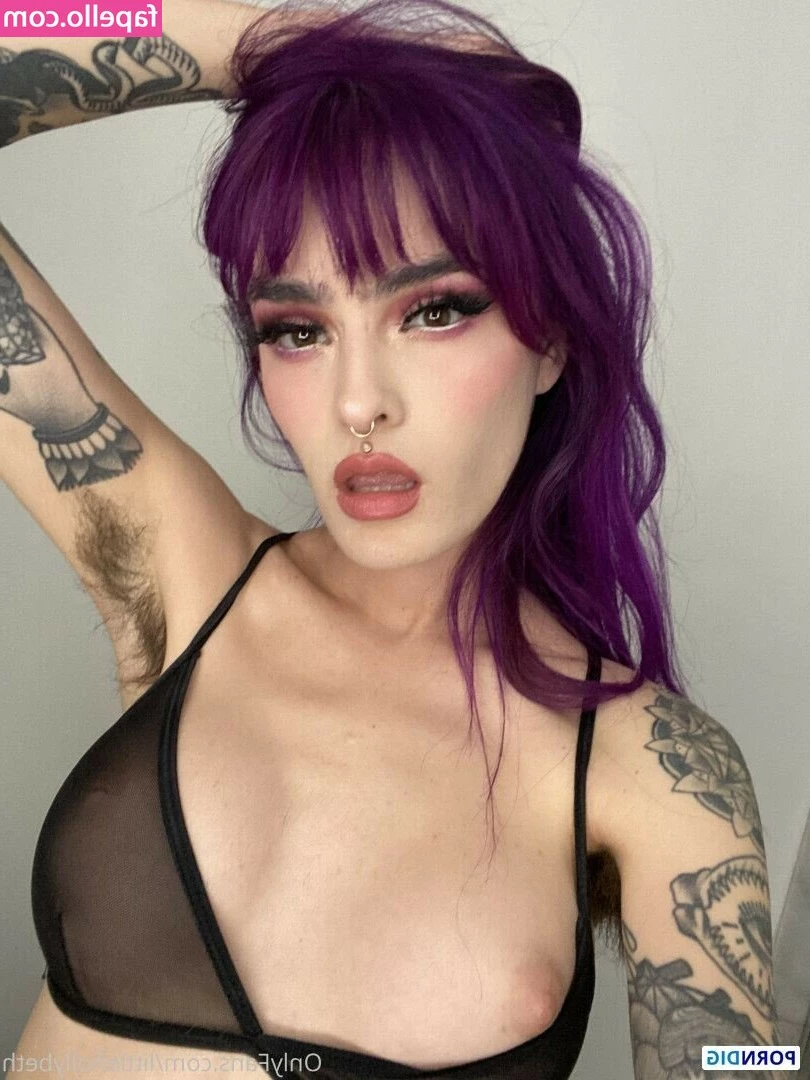 Littlehollybeth [ littlehollybeth-1 ] - not one nor two but three big sexy butts ... I know you love mine the