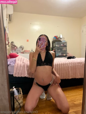 kyleejane - Quick cum countdown clip with my feet!