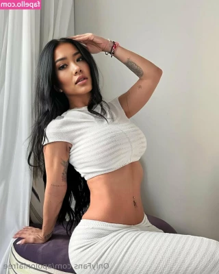 apoloniafree - do you like this outfit?? it's snowing today!! send me a tip for some