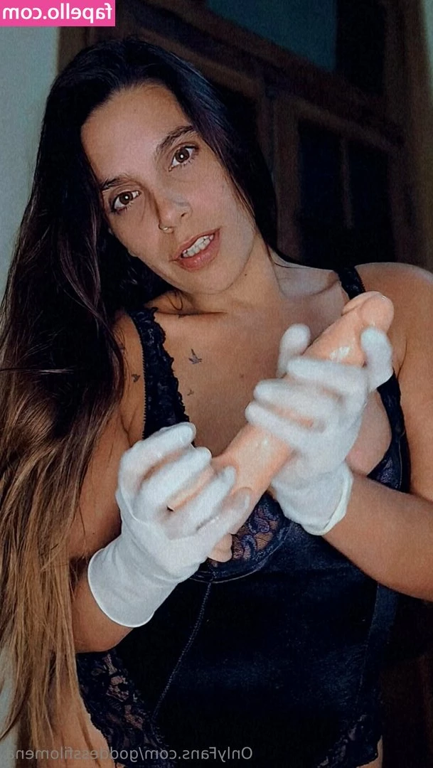 goddessfilomena - Out the gym and sweaty but peachy   and pretty close and personal