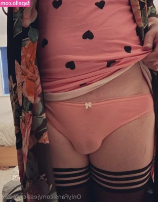 jessicadee25 - Would you rather have me cream or squirt on your cock? 😉
