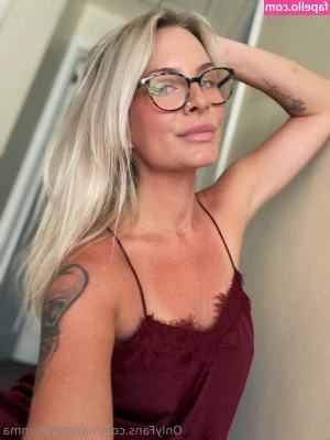 alluring_housewife [ alluring-housewife ] - Catching some sun and masturbating on the balcony 😜