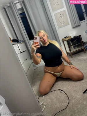charlotteberryx - Stream started at 08/07/2020 02:58 pm  The sexy Kim , first live show