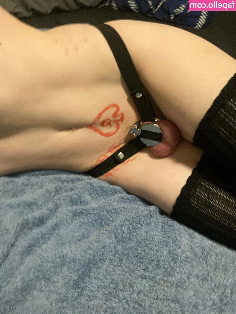 kyliee.gurl [ kyliee-gurl ] - Good morning boys! This is what cum looks like after drying to your