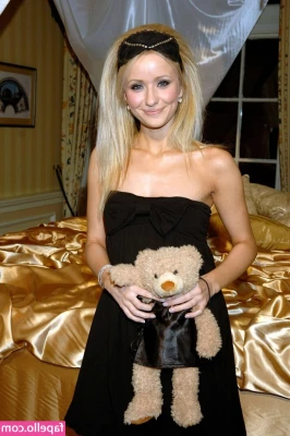 Sammy Winward [ sammy-winward ] - Horny at work