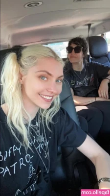 Taylor Momsen [ taylor-momsen ] - Subaru Subaru  please give it a lick