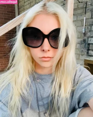 Taylor Momsen [ taylor-momsen ] - Big tiddy elf gf