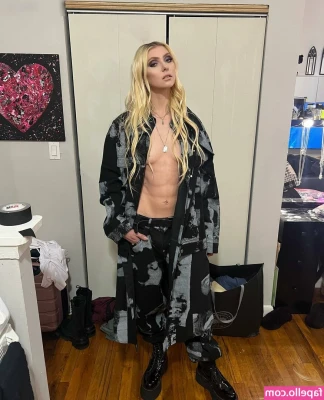 Taylor Momsen [ taylor-momsen ] - evening selfie 😘(click to see the full picture ;) )