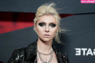 Taylor Momsen [ taylor-momsen ] - Happy Friday!  Let's stay up all night and start the weekend off in