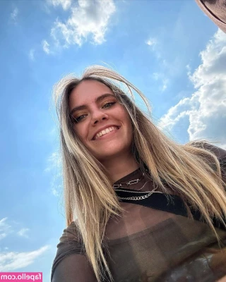 Axelle Maga [ axelle-maga ] - What's your fave book? 💜💜💜