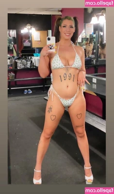 gothkaren [ gothkaren-1 ] - My feet are just a bit cold  do I rock this look