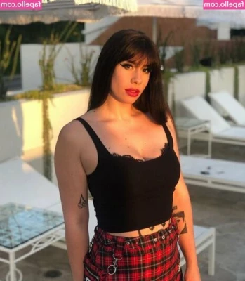 gothkaren [ gothkaren-1 ] - Try not to stare at my decollete 🍒