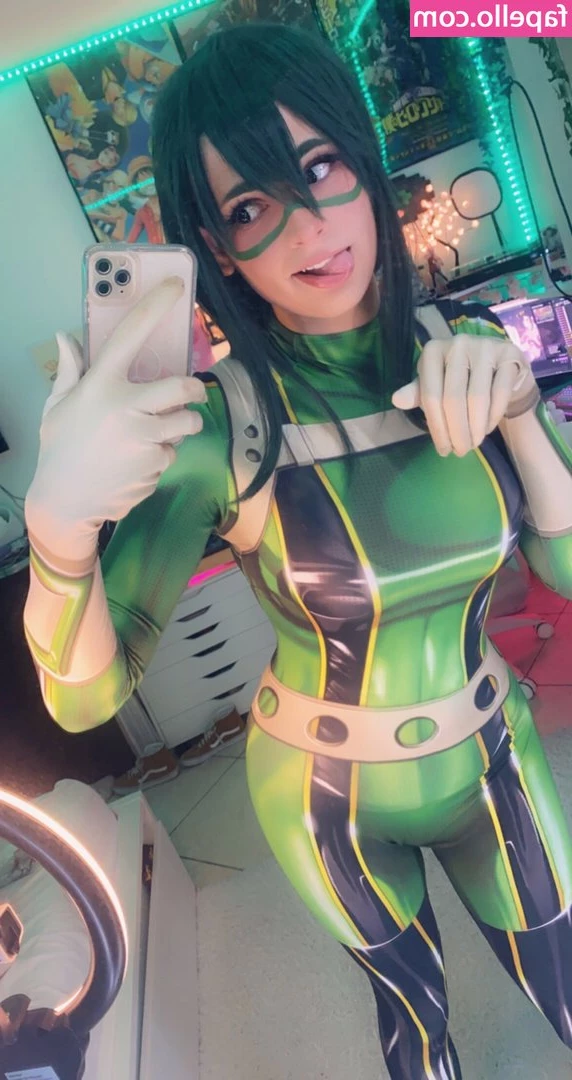 its_peachybunnn [ its-peachybunnn ] - New content with @roseisstar, would you like to see??😈